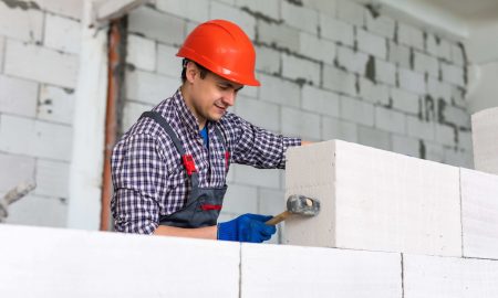 Muratore per la ristrutturazione della casa