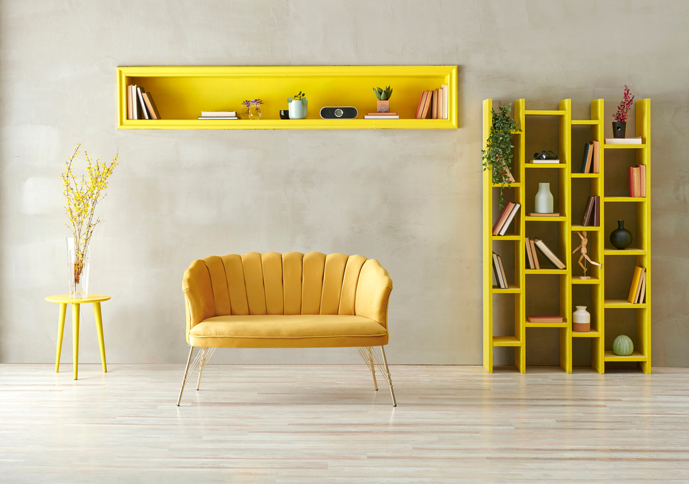 arredamento giallo con nicchia nel muro con libri